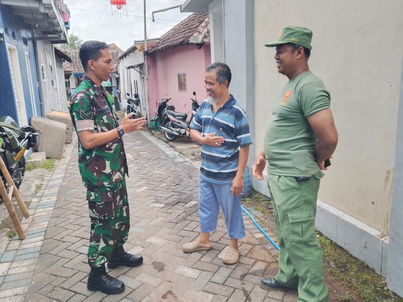 Babinsa Arjosari Gandeng Tokoh Masyarakat dan Linmas Jaga Kondusivitas Wilayah