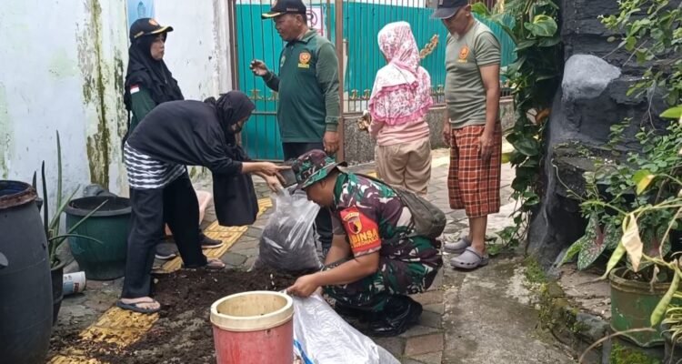 Babinsa Klojen Ajak Warga Hijaukan Kota, Tanam Pohon Jadi Gerakan Rawat Lingkungan