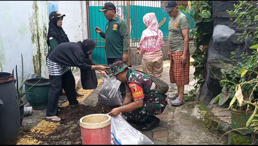 Babinsa Klojen Ajak Warga Hijaukan Kota, Tanam Pohon Jadi Gerakan Rawat Lingkungan