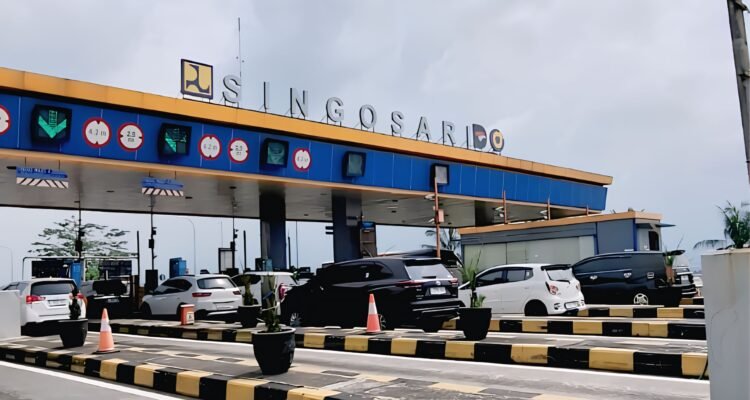 Libur Iduladha Picu Ledakan Arus Kendaraan ke Malang, GT Singosari Padat Ribuan Mobil