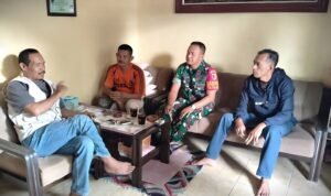 Babinsa Polowijen Pererat Kebersamaan dengan Tokoh Masyarakat Demi Jaga Kondusifitas Wilayah