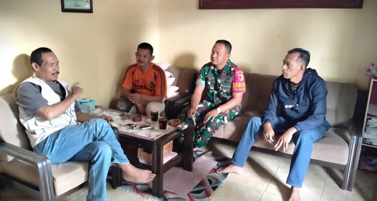 Babinsa Polowijen Pererat Kebersamaan dengan Tokoh Masyarakat Demi Jaga Kondusifitas Wilayah