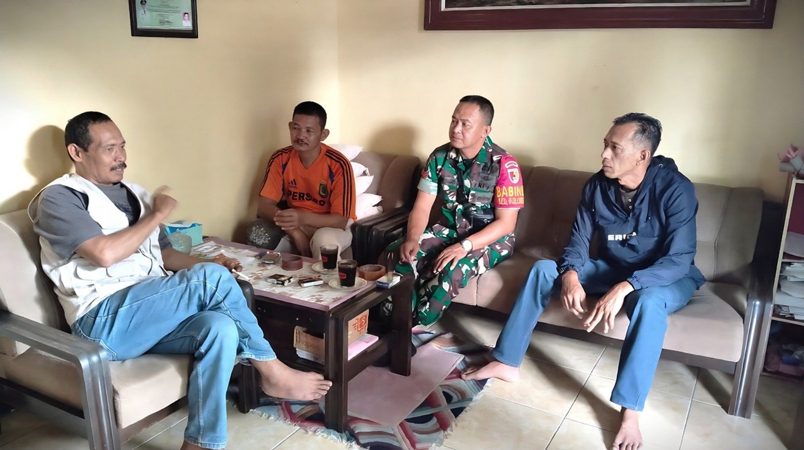 Babinsa Polowijen Pererat Kebersamaan dengan Tokoh Masyarakat Demi Jaga Kondusifitas Wilayah