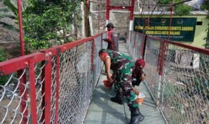 Sentuhan Akhir Jembatan Perintis Garuda, Babinsa dan Warga Klojen Rawat Semangat Gotong Royong