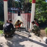 Simbol Gotong Royong TNI dan Warga Kebut Penyelesaian Jembatan Perintis Garuda di Kampung Putih