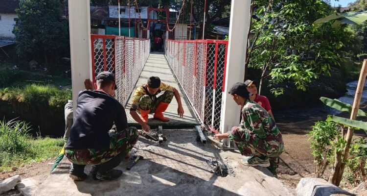 Simbol Gotong Royong TNI dan Warga Kebut Penyelesaian Jembatan Perintis Garuda di Kampung Putih