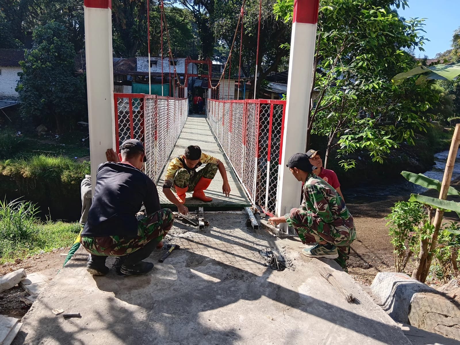 Simbol Gotong Royong TNI dan Warga Kebut Penyelesaian Jembatan Perintis Garuda di Kampung Putih