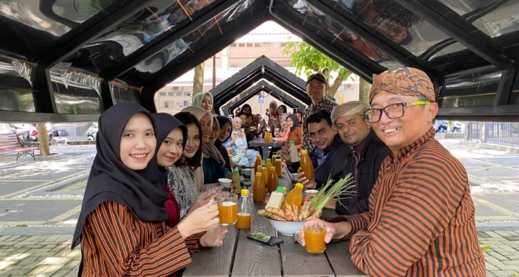 Dosen dan Mahasiswa Biologi UB Gaungkan Budaya Minum Jamu di Lingkungan Kampus