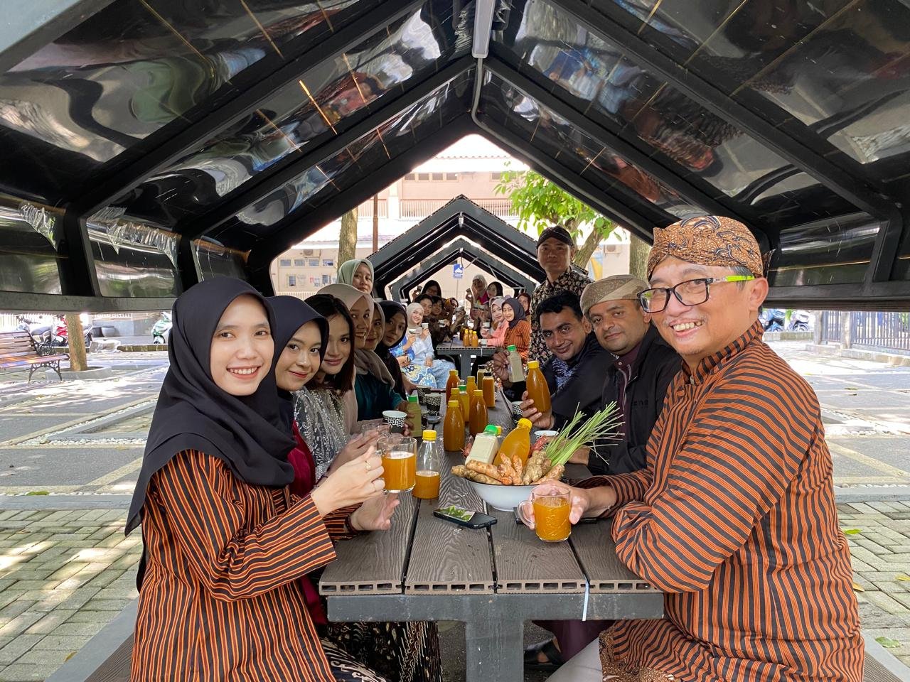 Dosen dan Mahasiswa Biologi UB Gaungkan Budaya Minum Jamu di Lingkungan Kampus