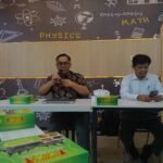 Kiri Guru Besar Departemen Matematika Fakultas STeM UB, Prof. Agus Suryanto .(Djoko W)