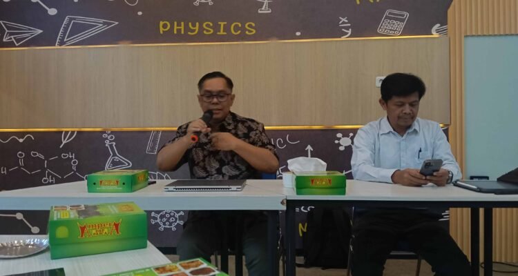 Kiri Guru Besar Departemen Matematika Fakultas STeM UB, Prof. Agus Suryanto .(Djoko W)