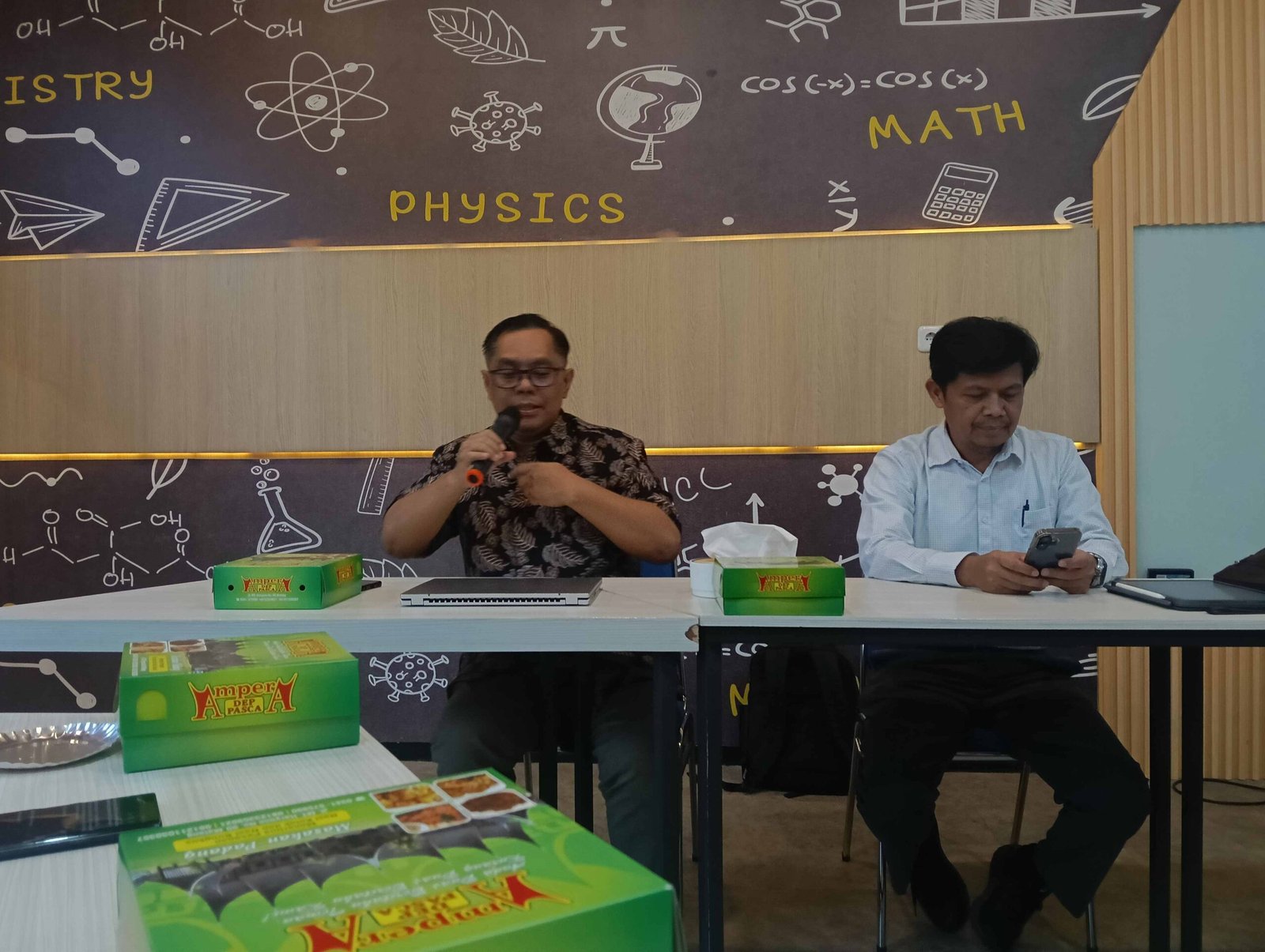 Kiri Guru Besar Departemen Matematika Fakultas STeM UB, Prof. Agus Suryanto .(Djoko W)