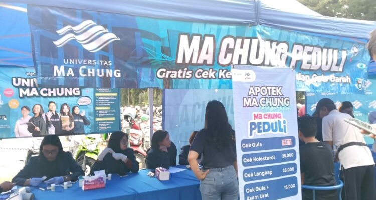 Universitas Ma Chung Gelar “Ma Chung Peduli” di Rampal, Gandeng Lions Club Berikan Pemeriksaan Mata Gratis