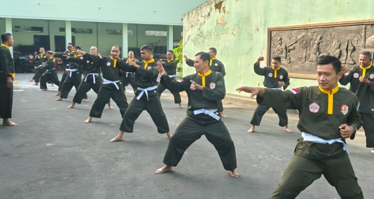 Kodim 0833 Tingkatkan Ketangguhan Prajurit melalui Latihan Pencak Silat Militer