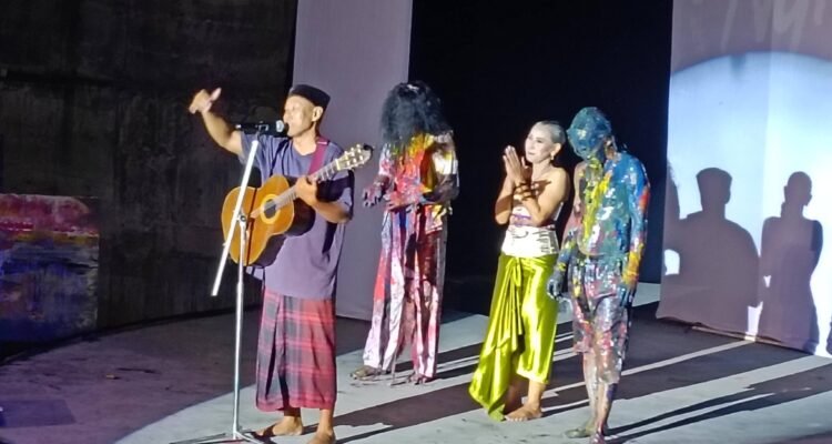 Wak "Jo Tampil Memukau dalam Performance Art “Ngleremno Ati…” Bersama Mlebu Metu di Senaputra.