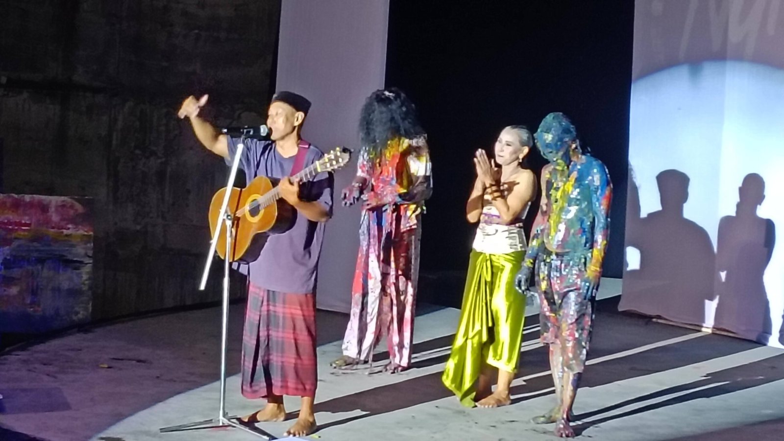 Wak "Jo Tampil Memukau dalam Performance Art “Ngleremno Ati…” Bersama Mlebu Metu di Senaputra.
