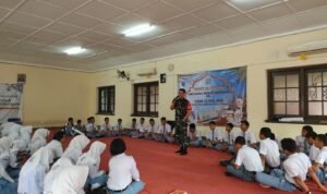 Perkuat Jiwa Nasionalisme Generasi Muda, Babinsa Bareng Berikan Wasbang kepada Siswa SRMA 22 Kota Malang