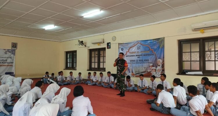 Perkuat Jiwa Nasionalisme Generasi Muda, Babinsa Bareng Berikan Wasbang kepada Siswa SRMA 22 Kota Malang