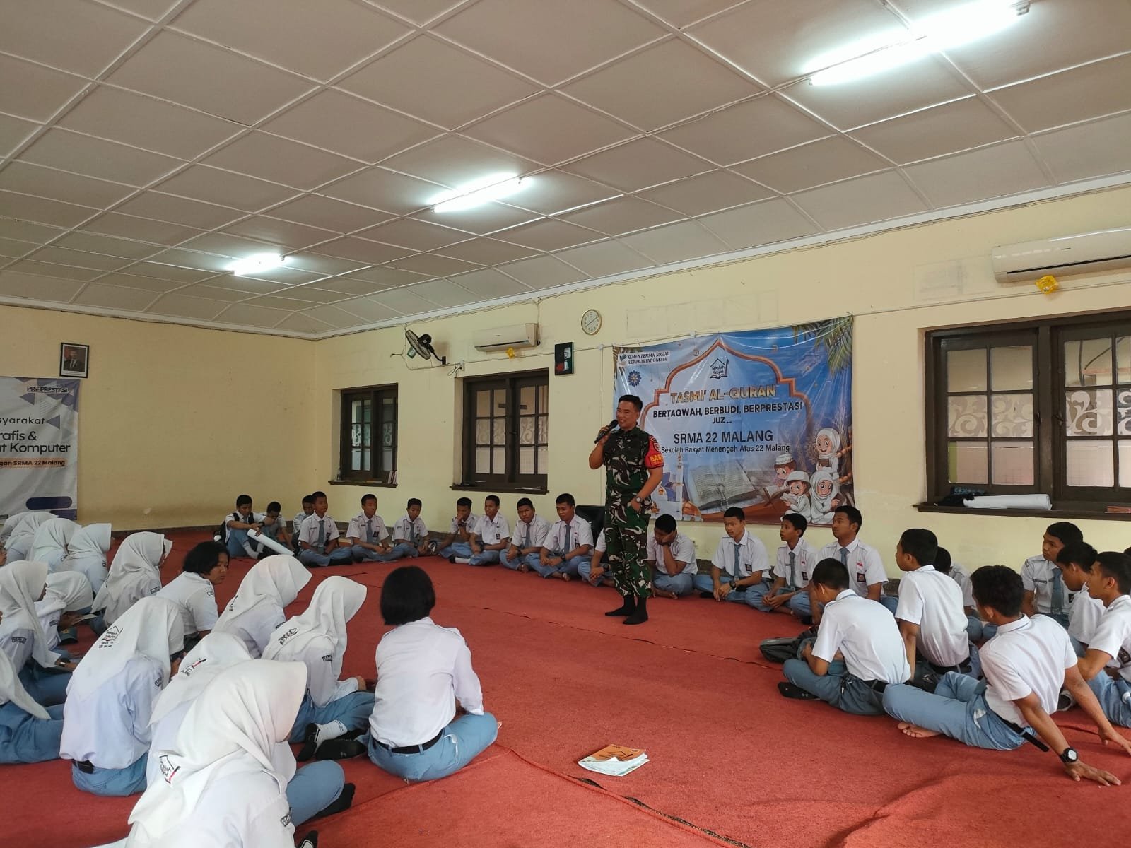 Perkuat Jiwa Nasionalisme Generasi Muda, Babinsa Bareng Berikan Wasbang kepada Siswa SRMA 22 Kota Malang