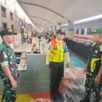 Babinsa Klojen Perketat Pengamanan di Stasiun Malang, Antisipasi Gangguan Kamtibmas.
