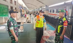 Babinsa Klojen Perketat Pengamanan di Stasiun Malang, Antisipasi Gangguan Kamtibmas.