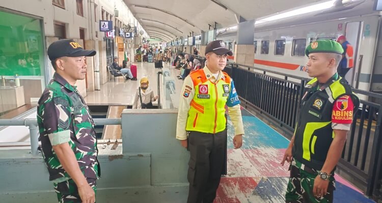 Babinsa Klojen Perketat Pengamanan di Stasiun Malang, Antisipasi Gangguan Kamtibmas.