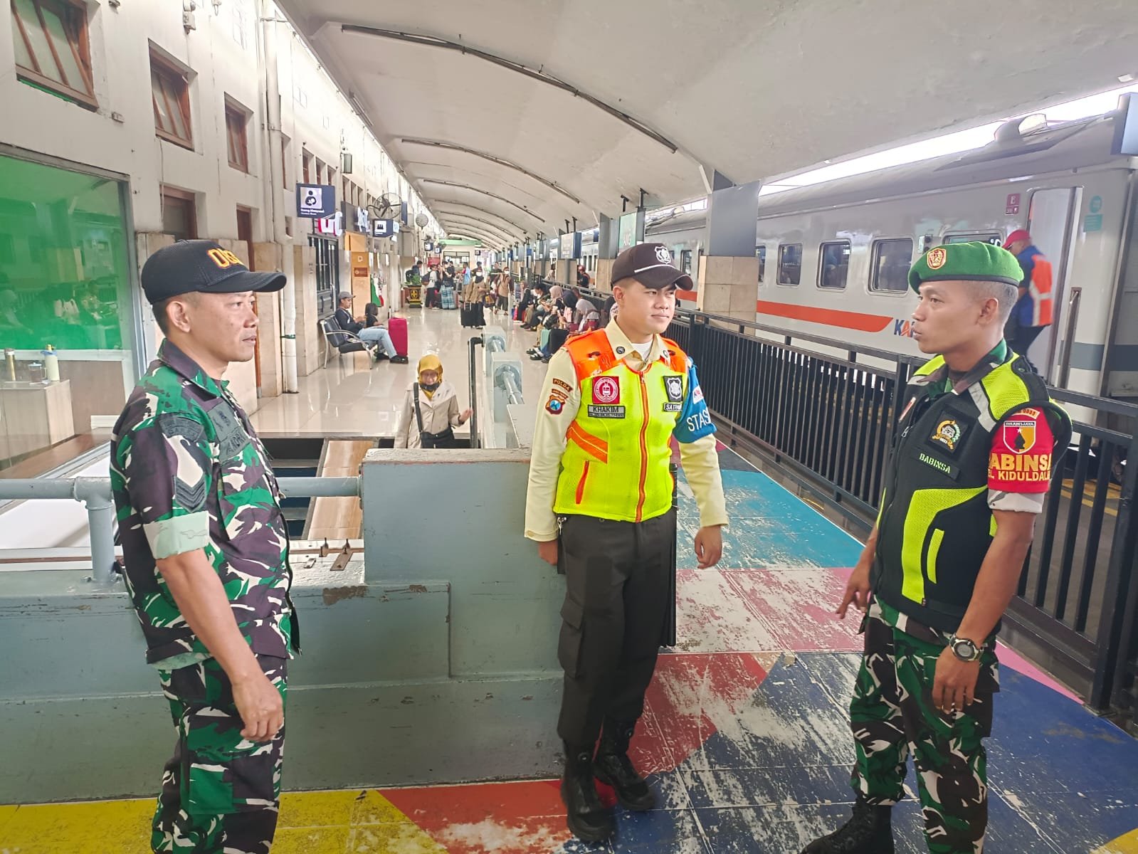 Babinsa Klojen Perketat Pengamanan di Stasiun Malang, Antisipasi Gangguan Kamtibmas.