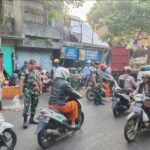 Personel Koramil Kedungkandang Bersama Aparat Gabungan Bantu Penertiban Pasar Kebalen Kota Malang.