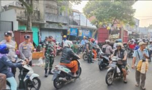 Personel Koramil Kedungkandang Bersama Aparat Gabungan Bantu Penertiban Pasar Kebalen Kota Malang.