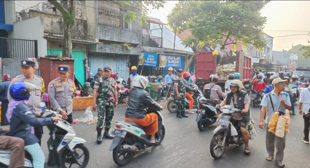 Personel Koramil Kedungkandang Bersama Aparat Gabungan Bantu Penertiban Pasar Kebalen Kota Malang.