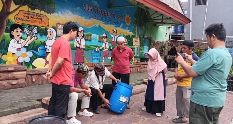 Satu Hati Lestarikan Bumi, Sutarno Replikasi Gerakan Olah Sampah dan Penghijauan Kota