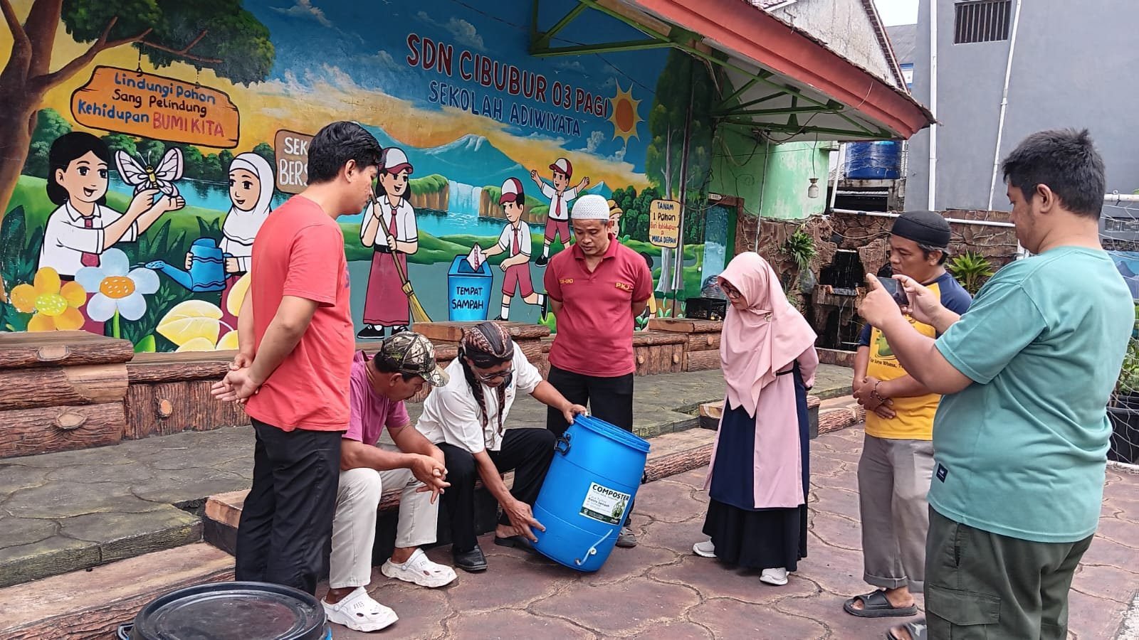 Satu Hati Lestarikan Bumi, Sutarno Replikasi Gerakan Olah Sampah dan Penghijauan Kota
