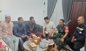 Jalin Kedekatan dengan Warga, Babinsa Tasikmadu Perkuat Kondusivitas Lingkungan