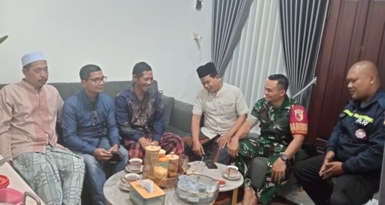 Jalin Kedekatan dengan Warga, Babinsa Tasikmadu Perkuat Kondusivitas Lingkungan