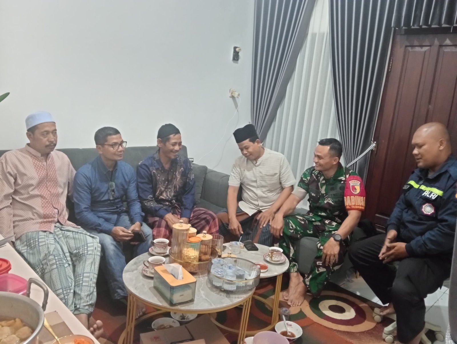 Jalin Kedekatan dengan Warga, Babinsa Tasikmadu Perkuat Kondusivitas Lingkungan