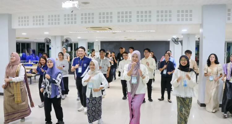 FOTO2 Lima Mahasiswa Kimia UB Ikuti Summer School Internasional di Thailand