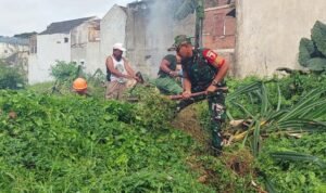 Perkuat Gotong Royong dan Kepedulian Lingkungan, Babinsa Arjosari Ajak Warga Bersih-Bersih Kawasan Permukiman
