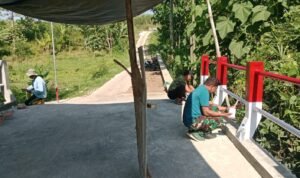Sentuhan Akhir Koramil Sukun di Jembatan Perintis Garuda Bakalan krajan, Wujud Nyata Pengabdian untuk Akses Warga