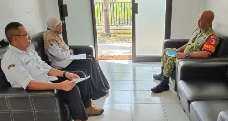Babinsa Buring Perkuat Sinergitas dengan Perangkat Kelurahan, Serap Aspirasi dan Deteksi Dini Permasalahan Warga