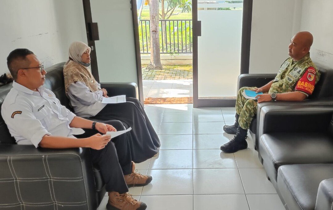 Babinsa Buring Perkuat Sinergitas dengan Perangkat Kelurahan, Serap Aspirasi dan Deteksi Dini Permasalahan Warga