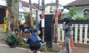 Babinsa Tunggulwulung Bersama Warga Bersihkan Fasum, Gotong Royong Jadi Kunci