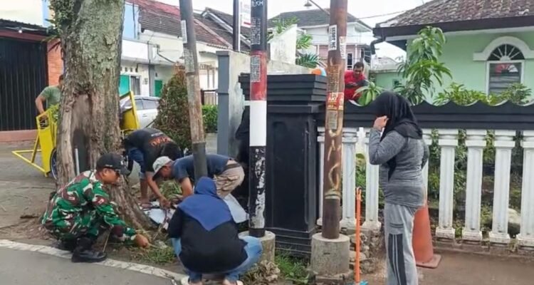 Babinsa Tunggulwulung Bersama Warga Bersihkan Fasum, Gotong Royong Jadi Kunci