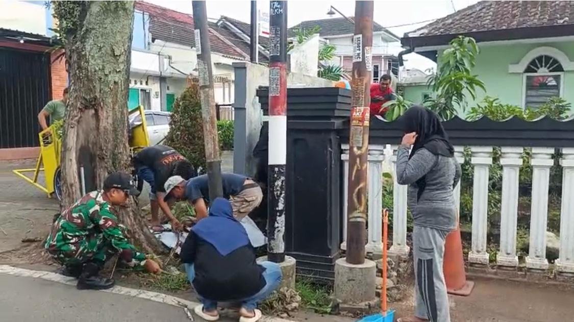 Babinsa Tunggulwulung Bersama Warga Bersihkan Fasum, Gotong Royong Jadi Kunci