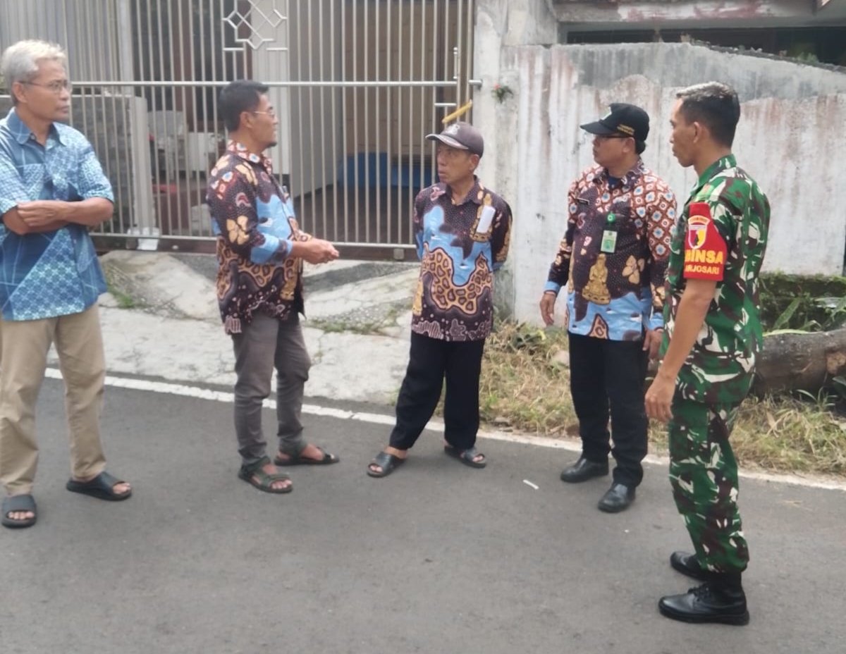 Jaga Kondusivitas, Babinsa Arjosari Rutin Komsos dengan Kelurahan
