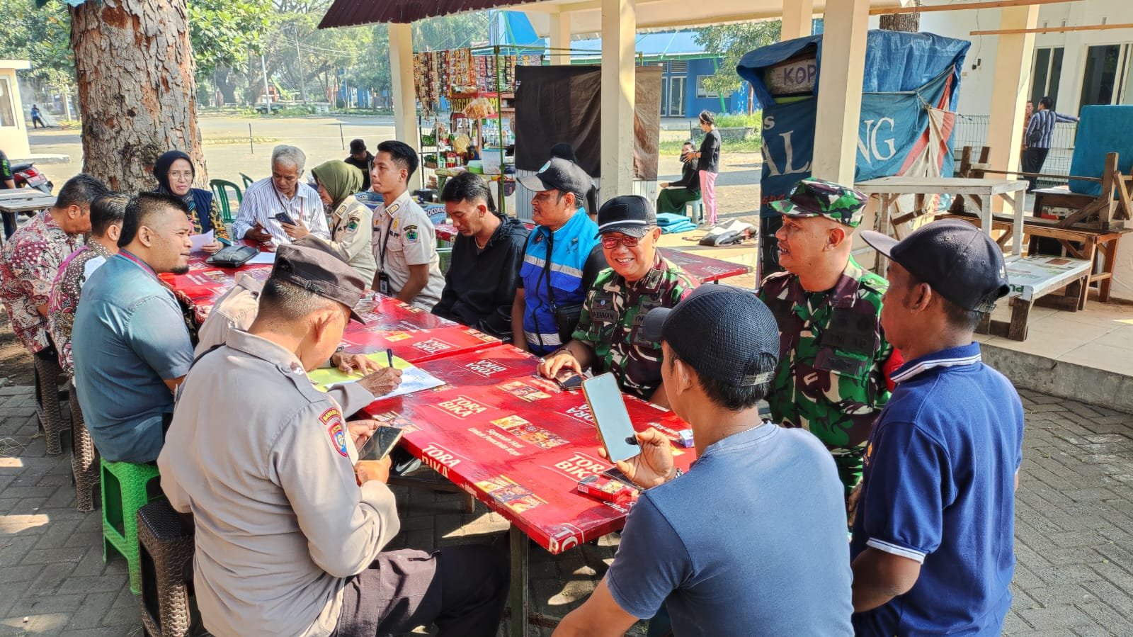 Babinsa Buring Dampingi Rapat Evaluasi PKL di RTH DLH, Dorong Ketertiban dan Kenyamanan Lingkungan
