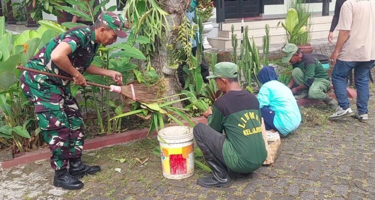 Babinsa Arjosari Ajak Warga dan Linmas Kerja Bakti, Wujudkan Lingkungan Bersih dan Sehat