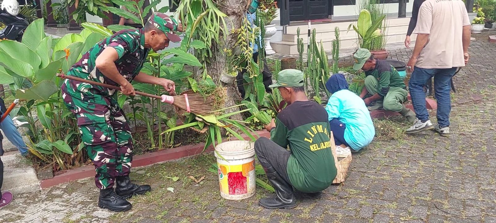 Babinsa Arjosari Ajak Warga dan Linmas Kerja Bakti, Wujudkan Lingkungan Bersih dan Sehat