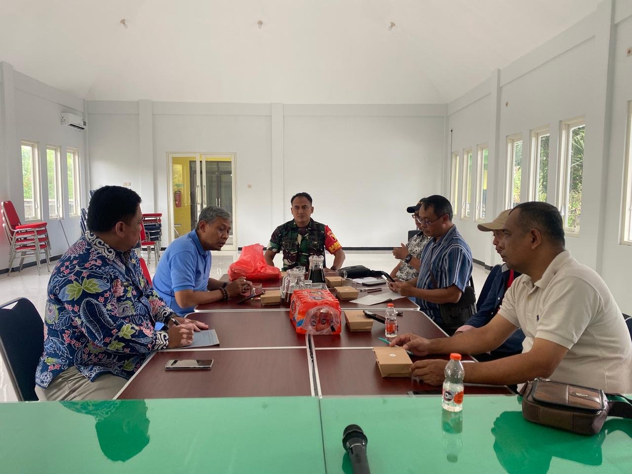 Babinsa Lowokwaru Perkuat Sinergi Kamtibmas Melalui Komsos Bersama Ketua RW