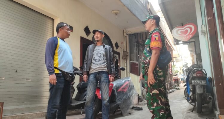 Babinsa Mergosono Perkuat Kedekatan dengan Warga Melalui Komsos Humanis