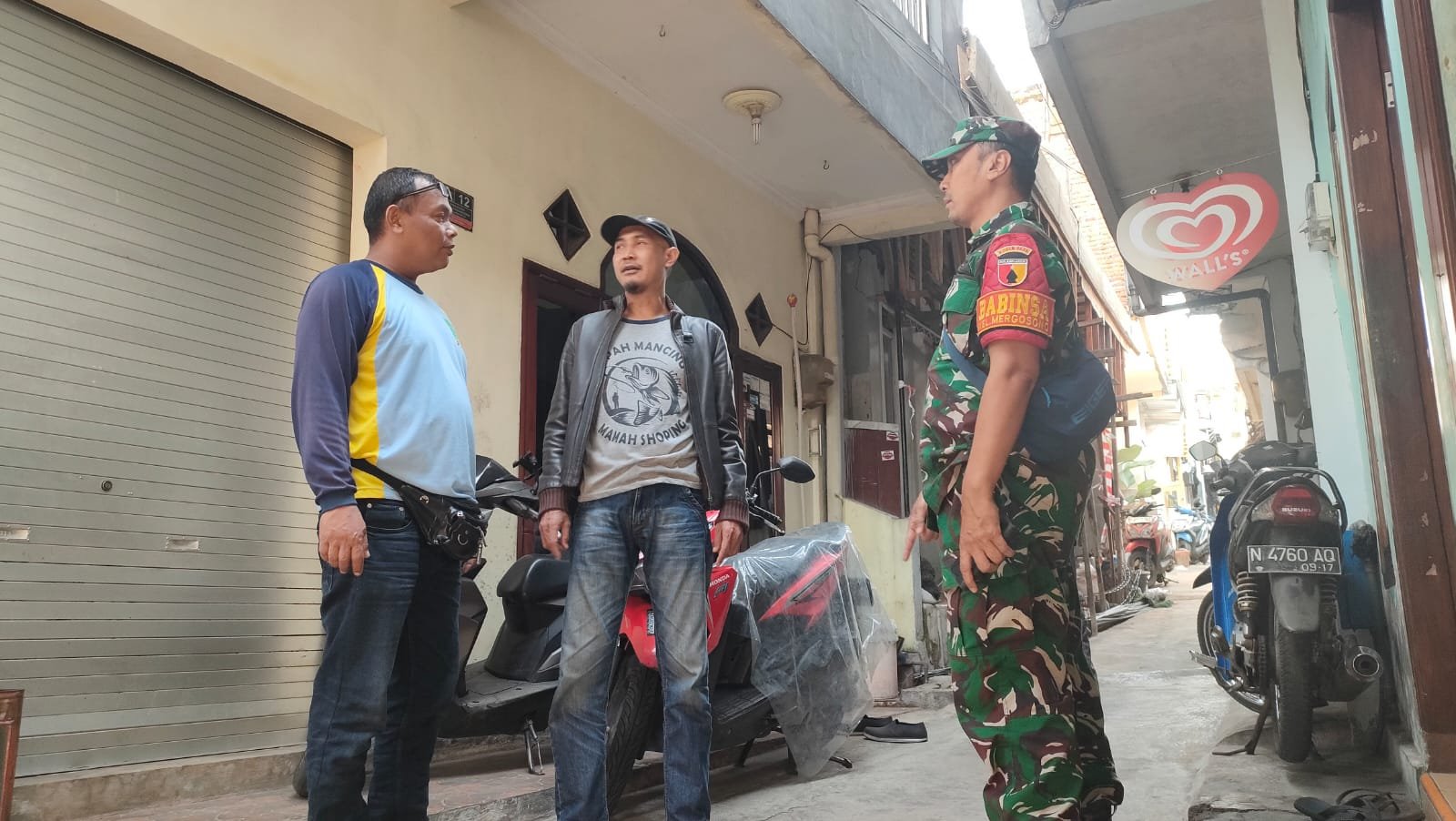 Babinsa Mergosono Perkuat Kedekatan dengan Warga Melalui Komsos Humanis